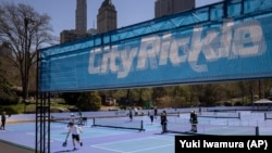 Orang-orang bermain pickleball di lapangan yang baru dipasang di Wollman Rink di Central Park di New York, Rabu, 12 April 2023. (Foto: AP/Yuki Iwamura)