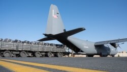 지난 23일 미 공군이 비공개 지역에서 C-130J 슈퍼 허큘리스 수송기에 가자지구로 향하는 부도 건설용 팔레트를 적재하고 있다.