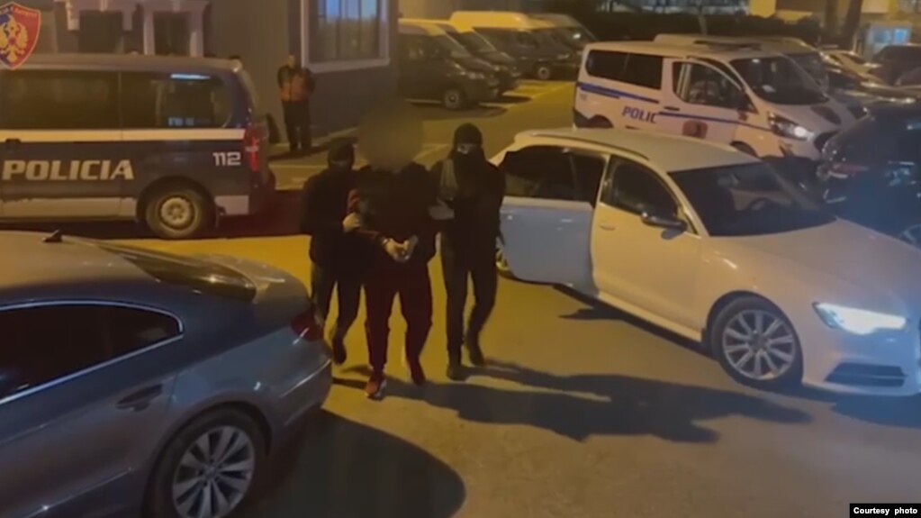 Tiranë, goditen dy grupe të shpërndarjes së drogës, 20 të arrestuar