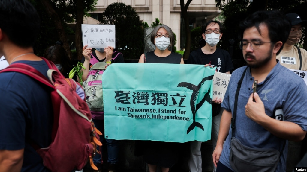 资料照片：台湾民众聚集在台北的立法院外表达自己的政治意愿。(2024年5月24日)(photo:VOA)