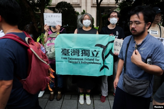 资料照：台湾民众聚集在台北的立法院外表达自己的政治意愿。(2024年5月24日)