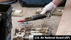 Фахівці зі знешкодження вибухонебезпечних предметів Нацгвардії ВПС США збирають забруднені, дефектні снаряди зі збідненим ураном. 23 червня 2022 року у штаті Юта. Фото: Sgt. Nicholas Perez/U.S. Air National Guard via AP