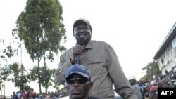 Kiongozi wa upinzani Raila Odinga akihutubia wafuasi wake wakati wa maandamano katika mtaa wa Kibera, Machi 27, 2023.