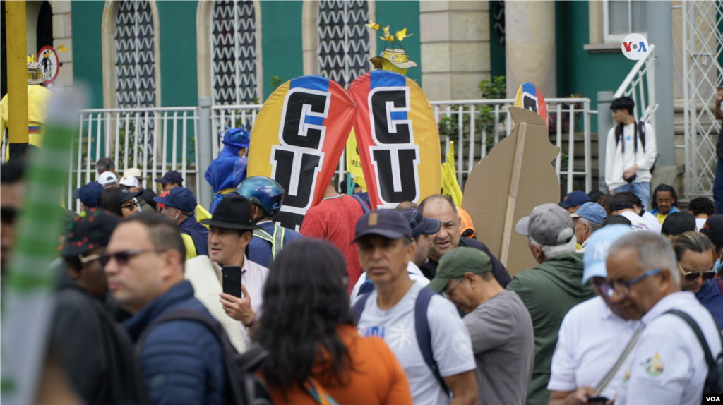 Las movilizaciones fueron convocadas por la Central Unitaria de Trabajadores de Colombia, la Confederación de Trabajadores de Colombia y la Federación Colombiana de Trabajadores de la Educación, que llegaron a la Plaza de Bolívar en Bogotá