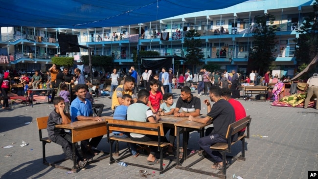 Los palestinos se refugian en una escuela administrada por la ONU de los ataques israelíes en curso en la Franja de Gaza en el campo de refugiados de Nuiserat, el sábado 14 de octubre de 2023.