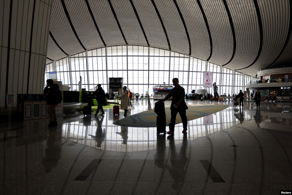 北京大兴国际机场的旅客 （2023年4月24日）(photo:VOA)
