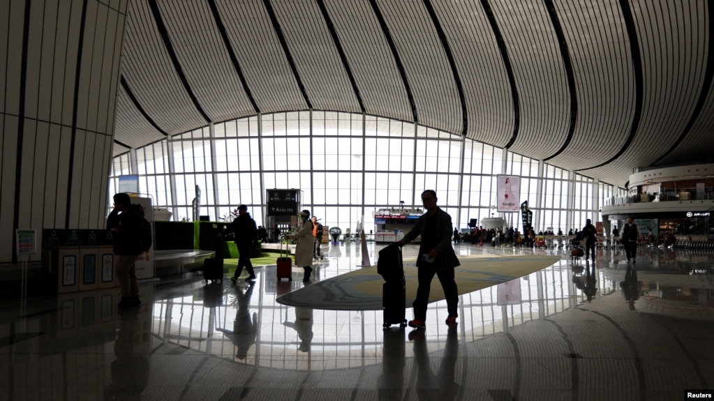 资料图片：北京大兴国际机场的旅客 （2023年4月24日, 路透社）(photo:VOA)