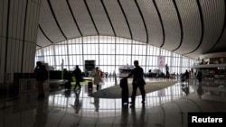 资料图片：北京大兴国际机场的旅客 （2023年4月24日, 路透社）