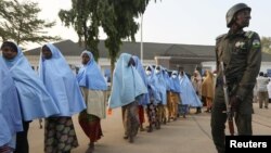 Wasichana waliokuwa wametekwa nyara kutoka shule ya bweni huko Zamfara, Nigeria, baada ya kuachiliwa Machi 2, 2021. Picha na REUTERS/Afolabi Sotund