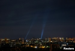 Ukrajinska vojska koristi reflektore za osmtranje noćog neba, kako bi otkli i oborili dronove koe Rusija šalje na Kijev, 4. maja 2023.