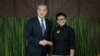 Menteri Luar Negeri China Wang Yi dan Menteri Luar Negeri Retno Marsudi berjabat tangan saat bertemu di Jakarta, 18 April 2024. (Foto: Yasuyoshi Chiba/Pool via REUTERS)