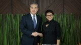 Menteri Luar Negeri China Wang Yi dan Menteri Luar Negeri Retno Marsudi berjabat tangan saat bertemu di Jakarta, 18 April 2024. (Foto: Yasuyoshi Chiba/Pool via REUTERS)