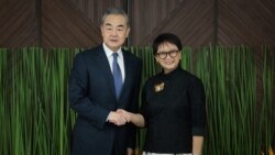 Menteri Luar Negeri China Wang Yi dan Menteri Luar Negeri Retno Marsudi berjabat tangan saat bertemu di Jakarta, 18 April 2024. (Foto: Yasuyoshi Chiba/Pool via REUTERS)