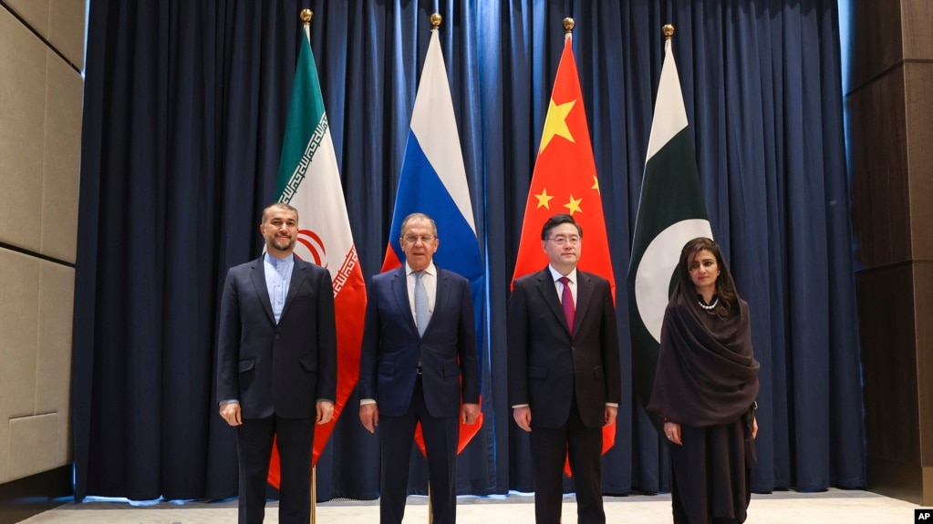 2023年4月13日，（左起）伊朗外交部长阿卜杜拉希安、俄罗斯外交部长拉夫罗夫、中国外交部长秦刚和巴基斯坦外交部长哈尔在乌兹别克斯坦撒马尔罕举行的部长级会议上合影。（美联社照片）(photo:VOA)