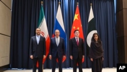 2023年4月13日，（左起）伊朗外交部长阿卜杜拉希安、俄罗斯外交部长拉夫罗夫、中国外交部长秦刚和巴基斯坦外交部长哈尔在乌兹别克斯坦撒马尔罕举行的部长级会议上合影。（美联社照片）