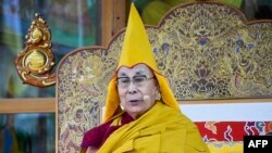 Dalai Lama berbicara pada pertemuan publik dalam rangka 'Chotrul Duechen' atau "Hari Persembahan", hari bulan purnama di bulan pertama Tahun Baru Tibet, di kuil Dalai Lama di Dharamsala. (Foto: AFP)