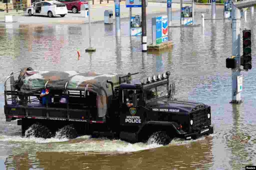 Un vehículo de rescate de la policía avanza a través de calles inundadas después del paso del huracán Beryl en Houston.