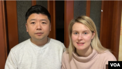 Wang Jixian, a Beijing vlogger living in Odessa, Ukraine, and his wife Dasha Zakopaylo were interviewed by VOA reporter Si Yang. (Screenshot from interview)