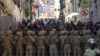 Sejumlah pasukan militer memblokade jalan masuk menuju Plaza Murillo di La Paz, Bolivia, pada 26 Juni 2024. (Foto: AP/Juan Karita)