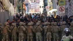 Sejumlah pasukan militer memblokade jalan masuk menuju Plaza Murillo di La Paz, Bolivia, pada 26 Juni 2024. (Foto: AP/Juan Karita)