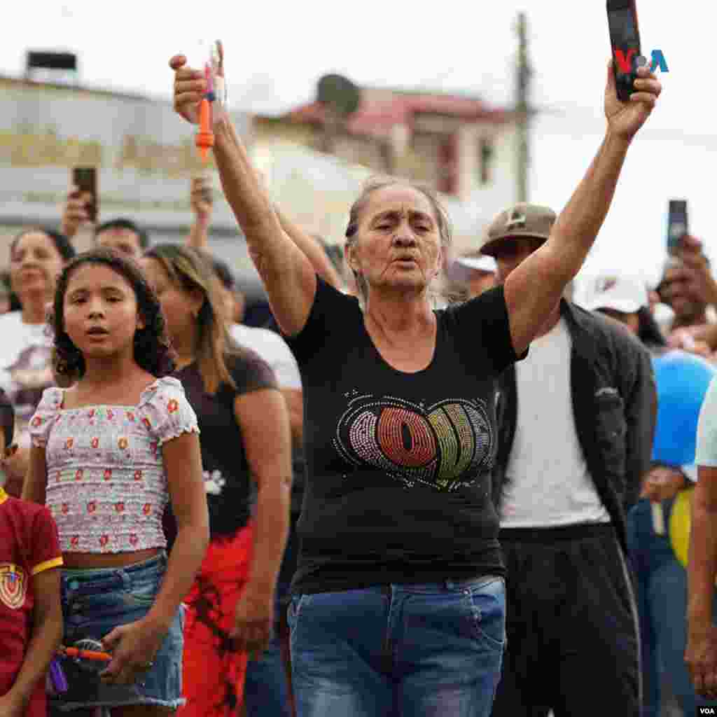 Ciudadanos venezolanos se reúnen en el puente fronterizo Simón Bolívar en Cúcuta, ciudad colombiana fronteriza con Venezuela, en espera de los resultados de la jornada electoral de hoy.