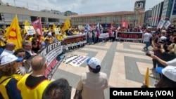 Öğretmenler, okullardaki şiddetin kaynağını yanlış eğitim politikaları olarak işaret ederek, protesto eyleminde bulundu.