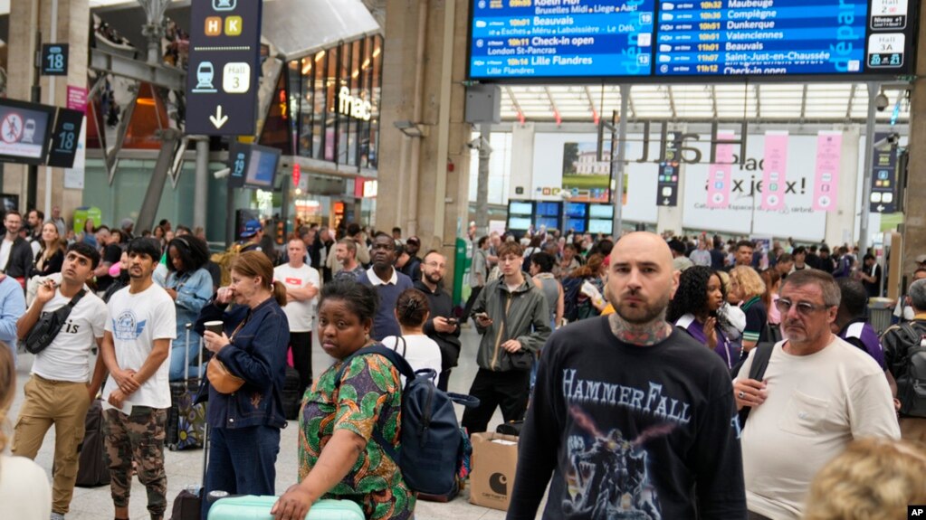 2024年巴黎夏季奥运会开幕日当天，旅客等候在巴黎北站(Gare du Nord)火车站内。(2024年7月26日)