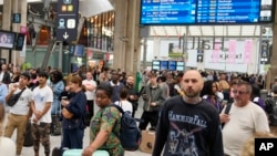 2024年巴黎夏季奥运会开幕日当天，旅客等候在巴黎北站(Gare du Nord)火车站内。(2024年7月26日)