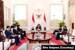 Presiden Joko Widodo berbicara dengan Menteri Luar Negeri China Qin Gang dalam pertemuan mereka di istana di Jakarta, 22 Februari 2023. (Foto: Setpres