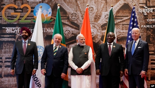 (Soldan sağa) Dünya Bankası Başkanı Ajay Banga, Brezilya Cumhurbaşkanı Luiz Inacio Lula da Silva, Hindistan Başbakanı Narendra Modi, Güney Afrika Cumhurbaşkanı Cyril Ramaphosa ve ABD Başkanı Joe Biden
