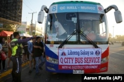 Para penumpang naik bus gratis saat aksi mogok penumpang jeepney di kota Quezon, Filipina pada Senin, 6 Maret 2023. (Foto: AP/Aaron Favila)