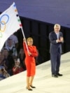 Wali Kota Los Angeles Karen Bass (kiri) memegang bendera olimpiade dalam upacara penutupan Olimpiade Paris 2024 di Stade de France, Saint-Denis, pada 11 Agustus 2024. (Foto: AP/Kin Cheung) 