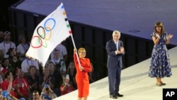 Wali Kota Los Angeles Karen Bass (kiri) memegang bendera olimpiade dalam upacara penutupan Olimpiade Paris 2024 di Stade de France, Saint-Denis, pada 11 Agustus 2024. (Foto: AP/Kin Cheung) 