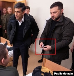 Durante la visita al hospital militar, no se aprecia tatuaje alguno en la mano izquierda de Zelenskyy. Foto: Tomada de galería de presidencia de Ucrania.