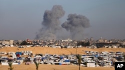 Дым после израильского авиаудара около Рафаха, города на юге сектора Газа. 6 мая 2024 года. (AP Photo/Ismael Abu Dayyah)