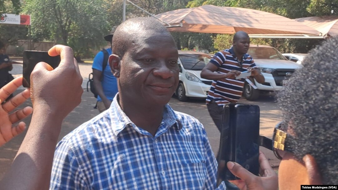 Mumwe wematikitivha aedza kuparadza musangano weCCC.