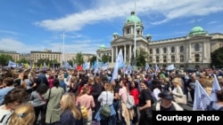 Protest Nezavisnog sindikata prosvetnih radnika Srbije na platou ispred Skupštine Srbije, zbog učestalih napada u školama, u Beogradu, 16. maja 2024. (Foto: FoNet)