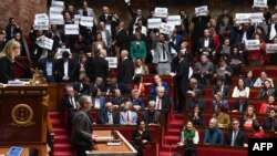 Poslanici opozicije u francuskom parlamentu protestuju zbog odluke premijerke da parlament ne glasa o spornom penzionom zakonu
