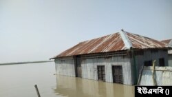 কুড়িগ্রামের উলিপুর উপজেলার ব্রহ্মপুত্র নদ তীরবর্তী বেগমগঞ্জ এলাকা থেকে তোলা। ছবি: ইউএনবি