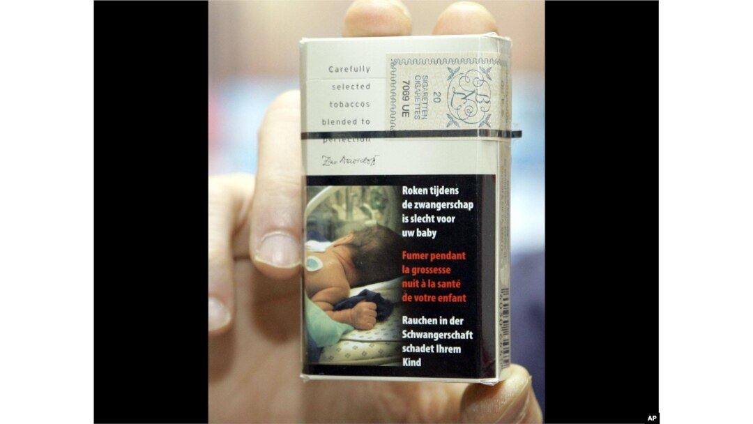 Sebungkus rokok dengan ilustrasi bertuliskan pesan 'Merokok saat hamil berdampak buruk bagi bayi Anda' dalam bahasa Belanda, Perancis dan Jerman.
