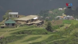 د خیبر پښتونخوا په لېرې پرتې سیمې بټګرام کې له پولیو څخه د یو اغیزمنه ماشوم نیکه په پولیو باندې د خپل لمسي د اخته کېدو کېسه کوي.
