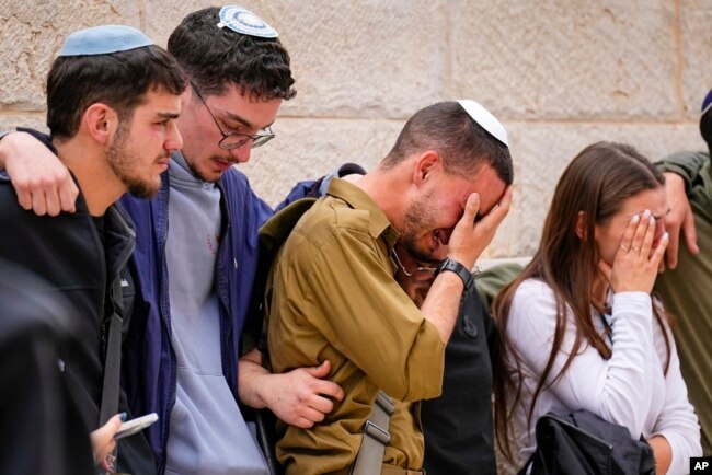 Teman tentara Israel Sersan Lavi Ghasi berduka saat pemakamannya di Modiin, Israel, 21 Desember 2023. Ghasi, 19, tewas dalam operasi darat militer Israel di Jalur Gaza. (AP/Ariel Schalit)