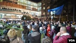 Učesnici građanskog protesta protiv izborne neregularnosti ispred Radio televizije Srbije (Foto: Fonet/Marko Dragoslavić)