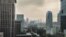 Langit Jakarta yang dipenuhi polusi tampak berwarna abu-abu akibat polusi yang menyelimuti wilayah ibu kota. Foto diambil pada 21 Agustus 2023. (Foto: VOA/ Indra Yoga)
