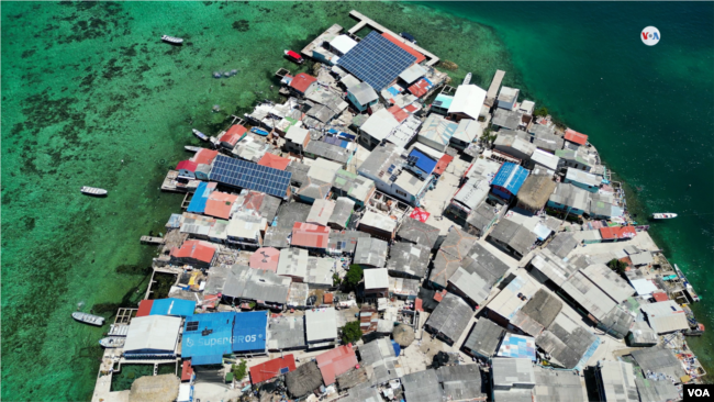 Cientos de turistas llegan cada día a Santa Cruz del Islote. En unos 15 minutos recorren un poco más de una hectárea de extensión.