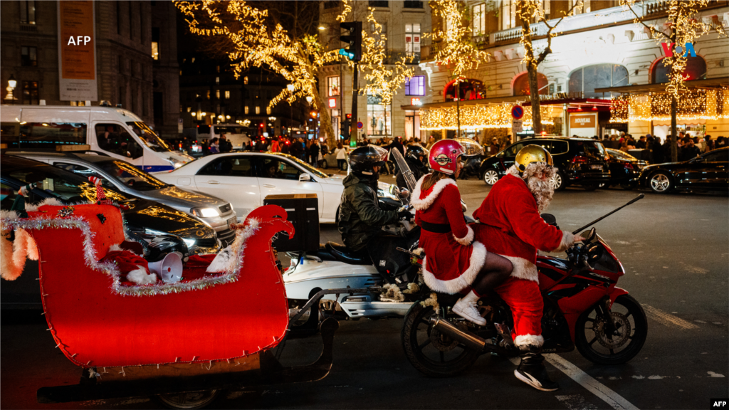 Desde Francia: Una pareja vestida como Santa Claus y la señora Santa Claus viajan en motocicleta antes de las celebraciones navideñas en París, el 23 de diciembre de 2023.