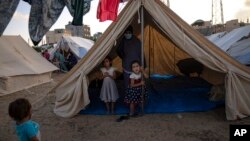 Niños palestinos desplazados por los bombardeos en la Franja de Gaza en un campamento de carpas de la ONU en Khan Younis el 19 de octubre de 2023.