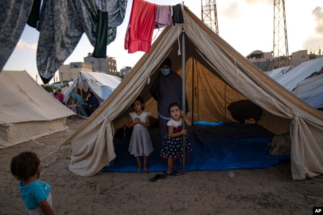 Trẻ em Palestine phải di dời do cuộc bắn phá của Israel vào Dải Gaza ở trong một trại lều do UNDP cung cấp ở Khan Younis vào ngày 19 tháng 10 năm 2023.