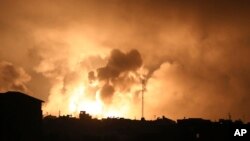 2023年10月27日，以色列空袭加沙地带北部造成的爆炸。（美联社照片）