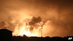 2023年10月27日，以色列空襲加沙地帶北部造成的爆炸。（美聯社照片）